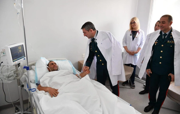Elçin Quliyev yaralı hərbçimizi ziyarət etdi  - FOTO